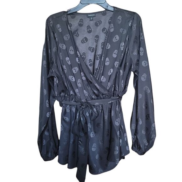 Torrid skull print faux wrap top - Picture 1 of 4